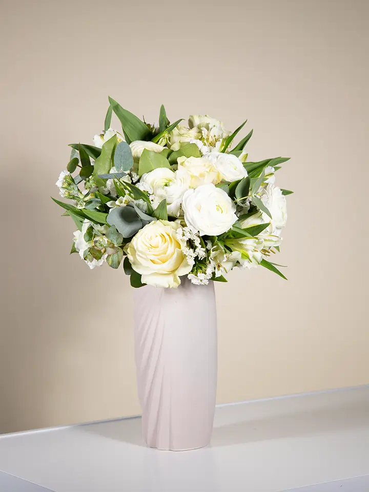 Bouquet di fiori bianchi con rose ranuncoli freesie
